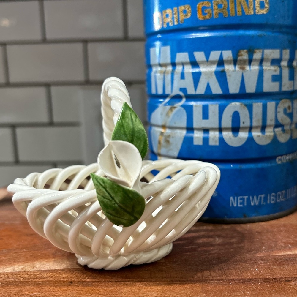 Small Porcelain woven basket with Cala lily